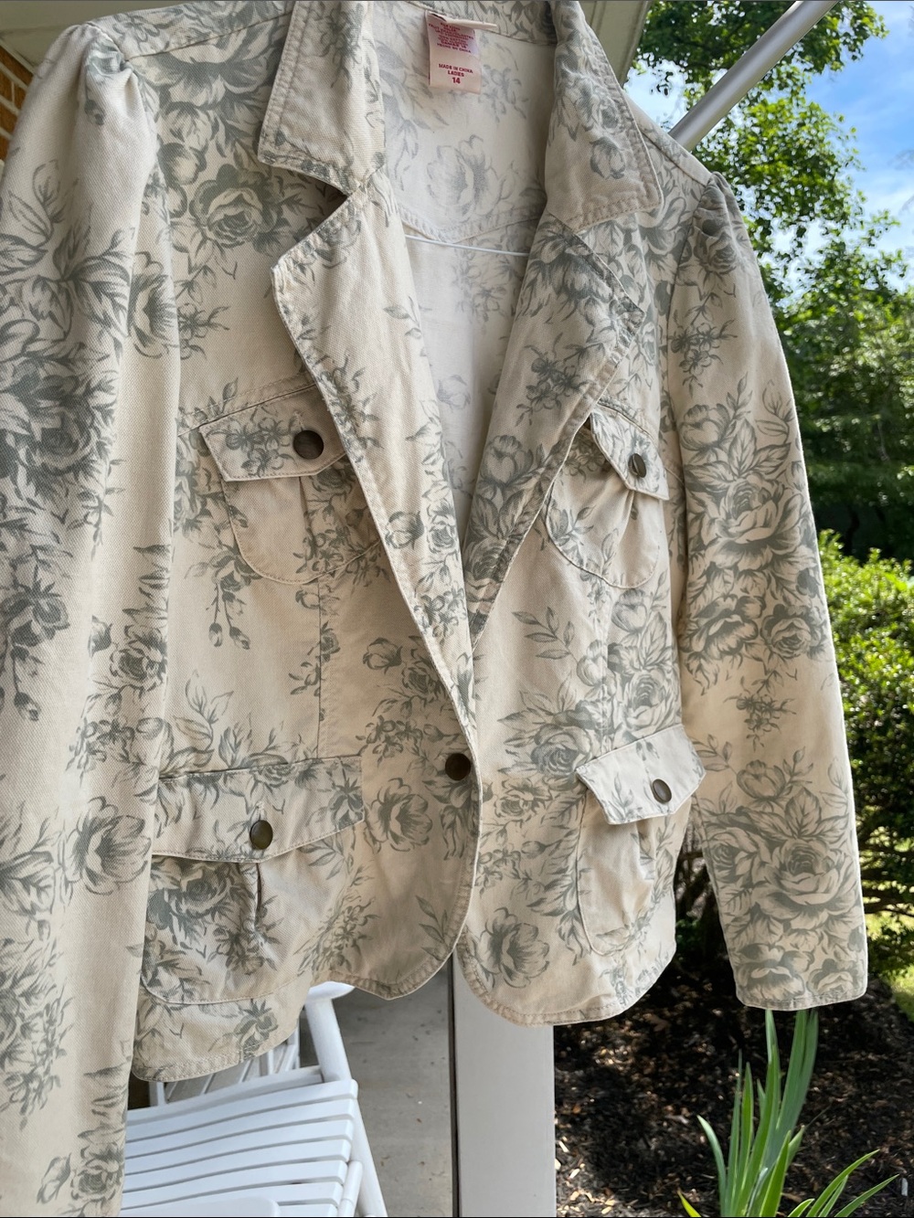 Adorable light Glory Cream Floral Jacket. Great with jeans or dress - Picture 3 of 13